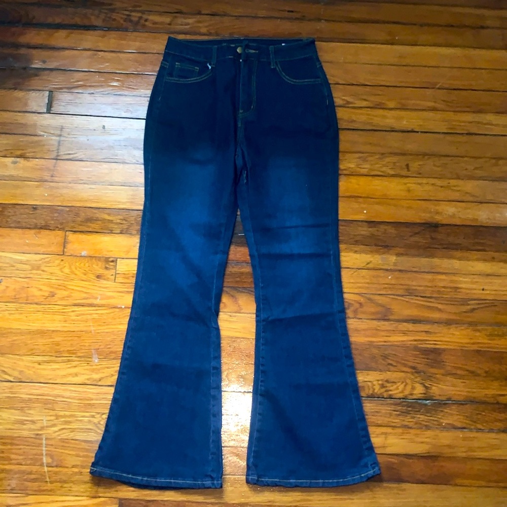 Brand new bell bottom jeans size (6) medium never worn